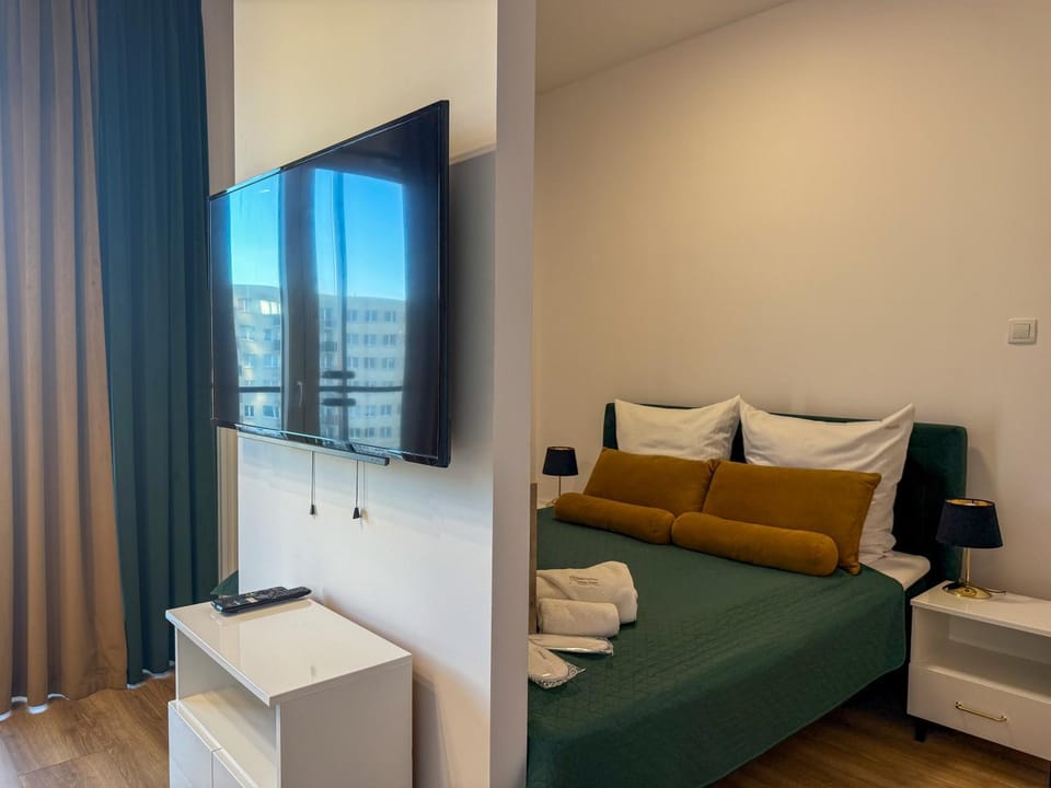 Bed, TV and multimedia, Living room, Photo of the whole room, Seating area, Bedroom, towels