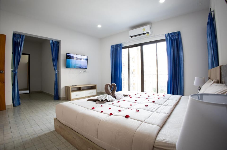 Bed, TV and multimedia, Bedroom, air conditioner