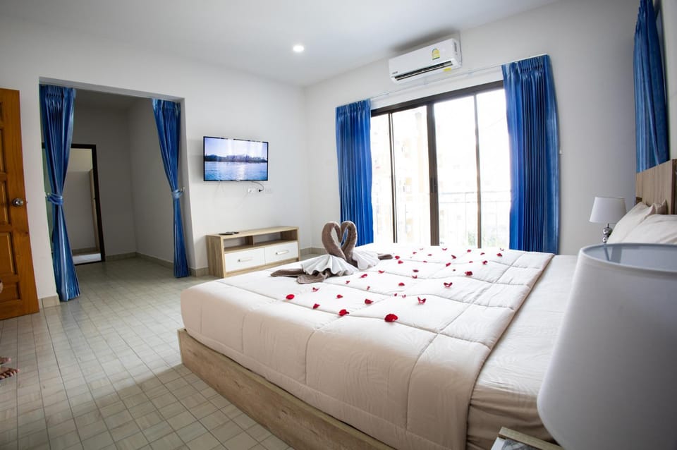 Bed, TV and multimedia, Bedroom, towels, air conditioner