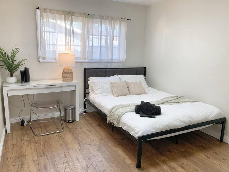 Hot Tub . Near Freeway . Quick 2 Theme Parks/Beach House in Fountain Valley