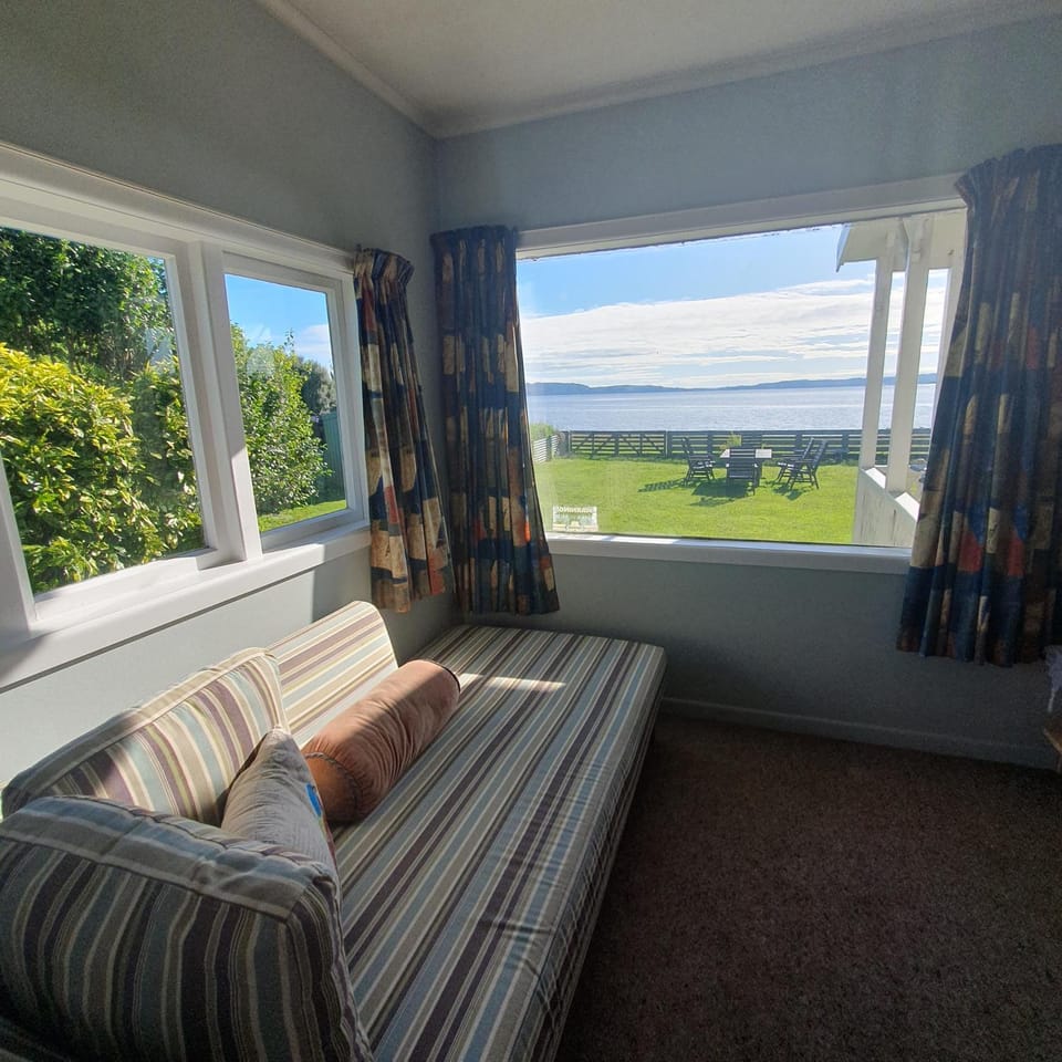 Daydream house, Sunrise, sunset views across lake House in Rotorua