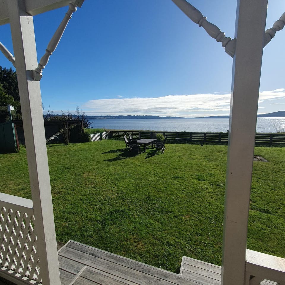 Daydream house, Sunrise, sunset views across lake House in Rotorua
