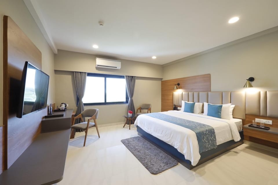 Communal lounge/ TV room, Bed, TV and multimedia, Photo of the whole room, Seating area, Bedroom, air conditioner