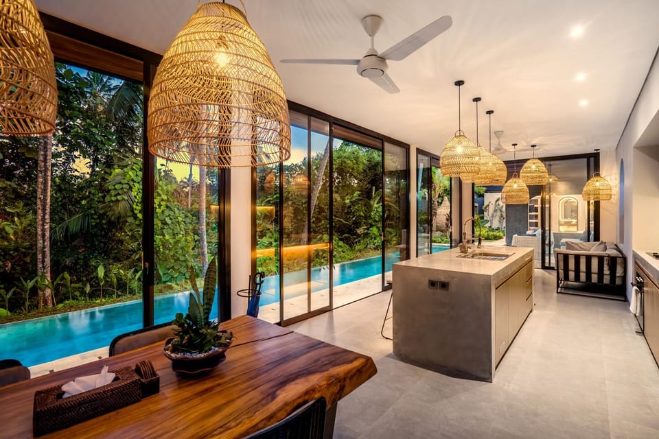 Dining area, Pool view