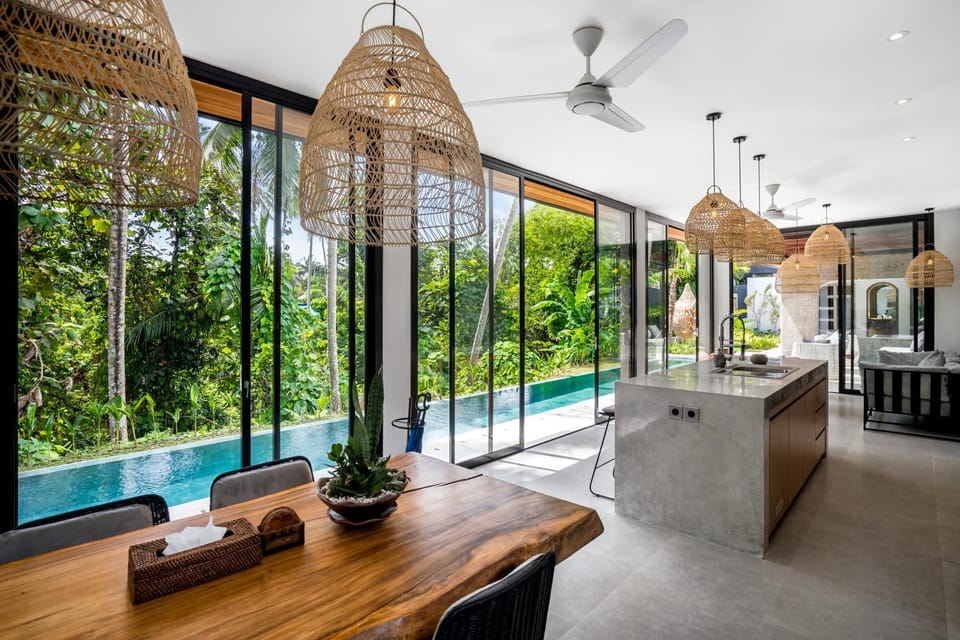 Coffee/tea facilities, View (from property/room), Kitchen or kitchenette, Dining area, Pool view