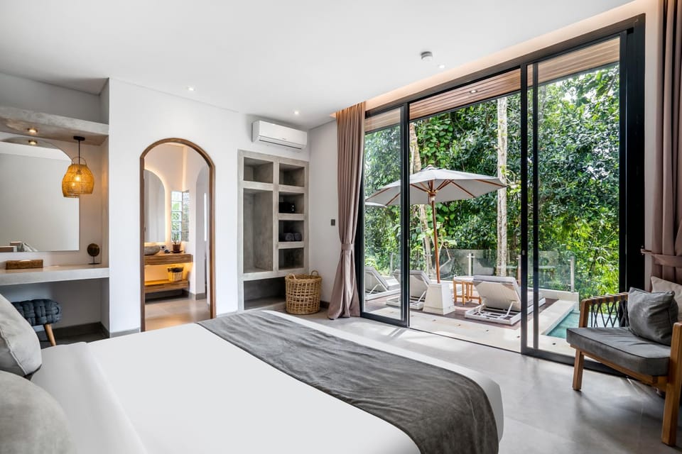 Bed, TV and multimedia, View (from property/room), Bedroom, Pool view, air conditioner