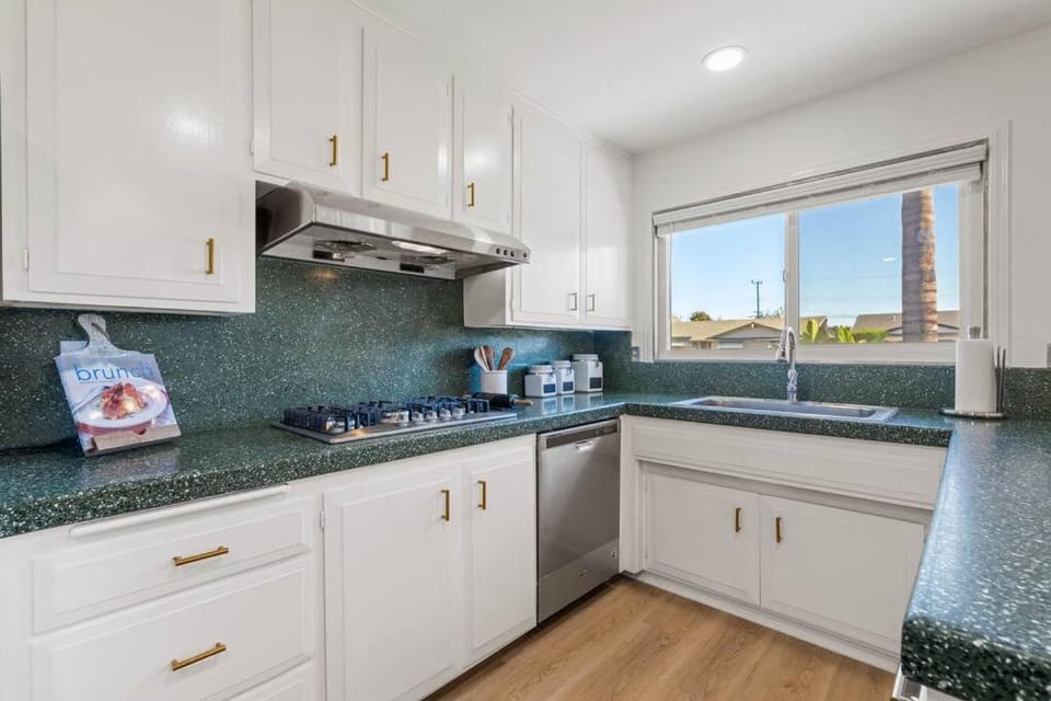 Modern 4 King Beds, Beautiful Large Backyard, Golf, WFH, Long Stays, WI-FI, FWY, 25 mins to Beach House in Newbury Park