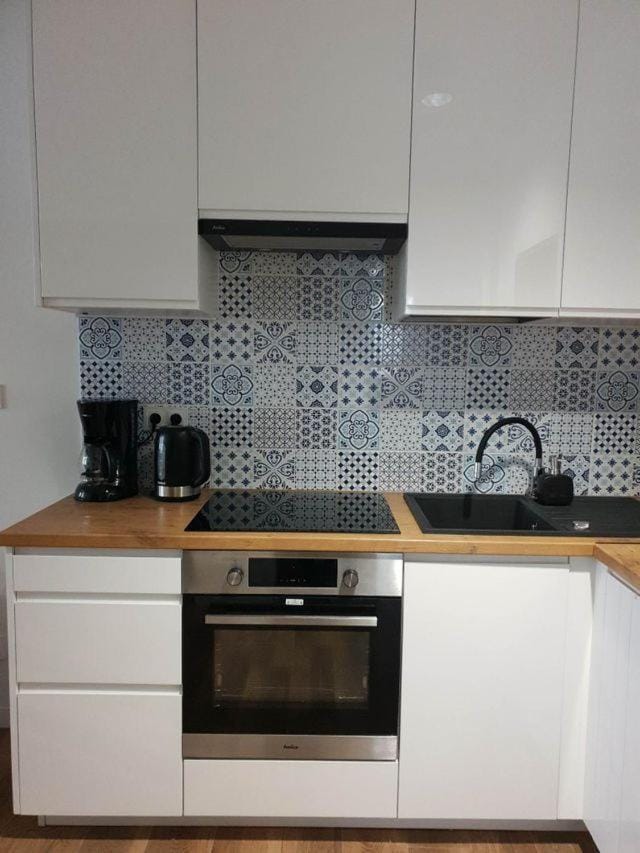 Coffee/tea facilities, Kitchen or kitchenette, stove