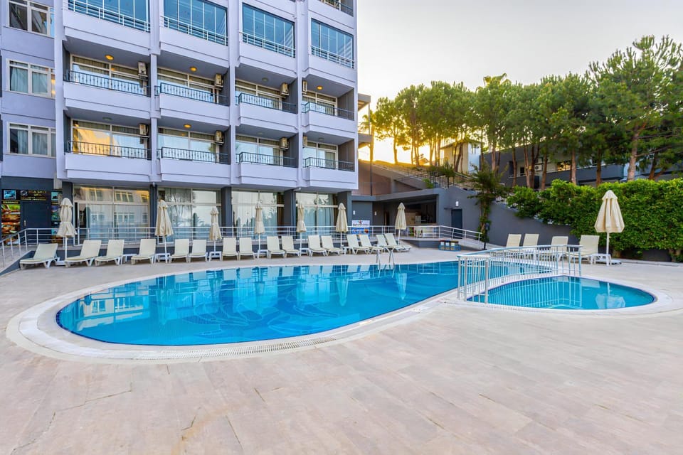 Property building, Day, Pool view, Swimming pool, sunbed