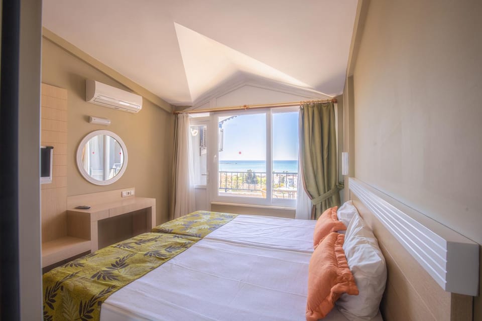 Bed, Natural landscape, TV and multimedia, Photo of the whole room, Bedroom, Sea view, towels, air conditioner