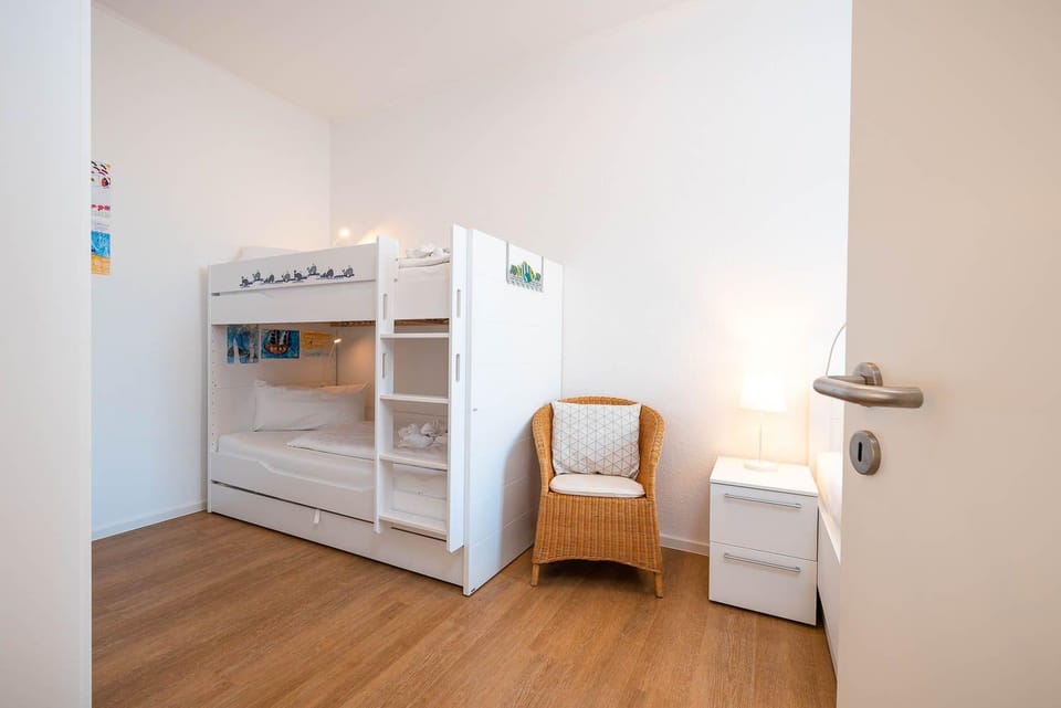 Bedroom, bunk bed