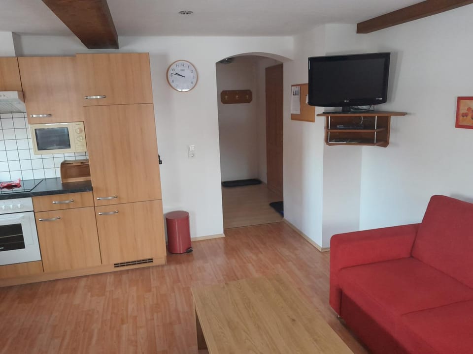 Communal lounge/ TV room, Kitchen or kitchenette, Seating area, minibar, stove