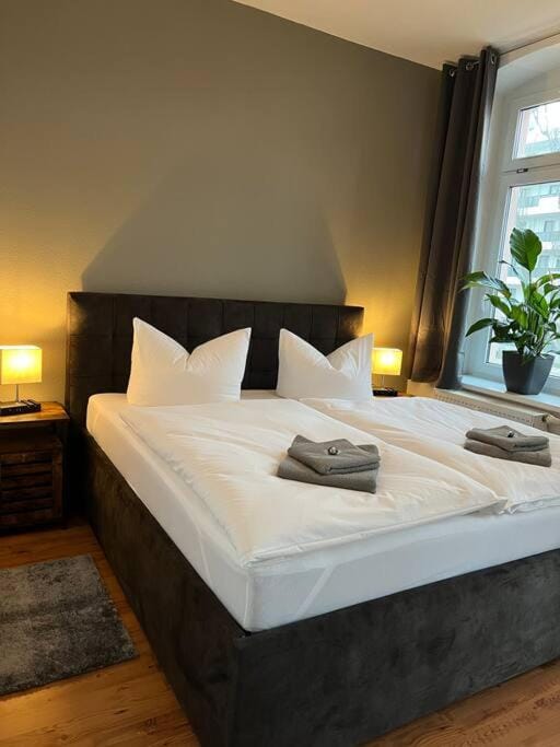 Bed, Photo of the whole room, Bedroom, towels