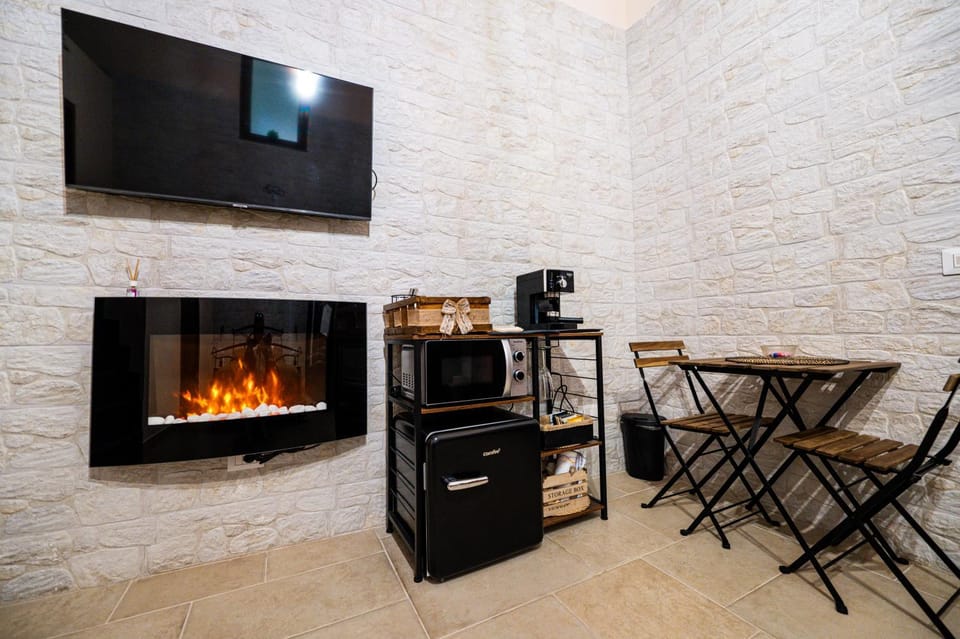 TV and multimedia, Coffee/tea facilities, Breakfast, fireplace, microwave