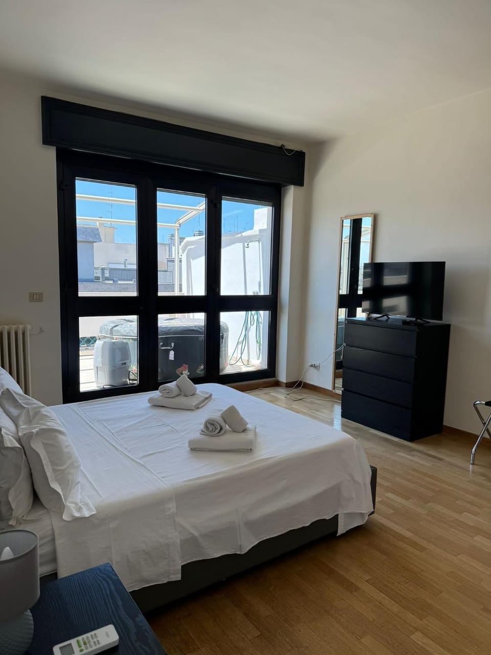 Bed, TV and multimedia, Photo of the whole room, Bedroom, towels