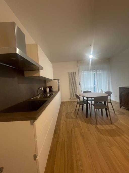 Kitchen or kitchenette, Dining area, stove