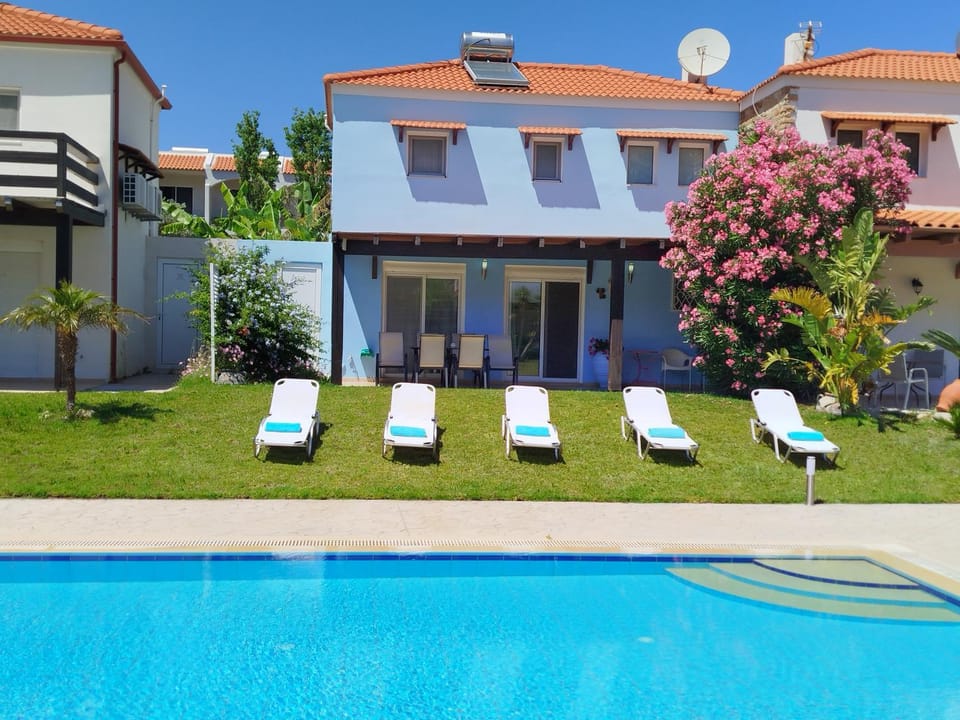 Pool view, Swimming pool, sunbed