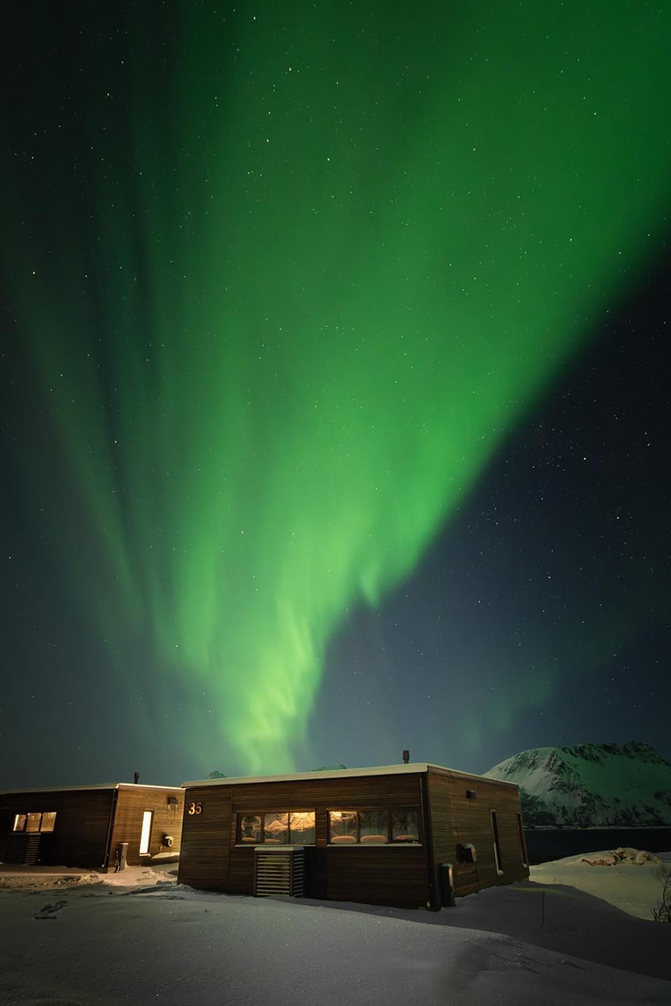 Designhytte med jacuzzi sentralt i Lofoten House in Lofoten