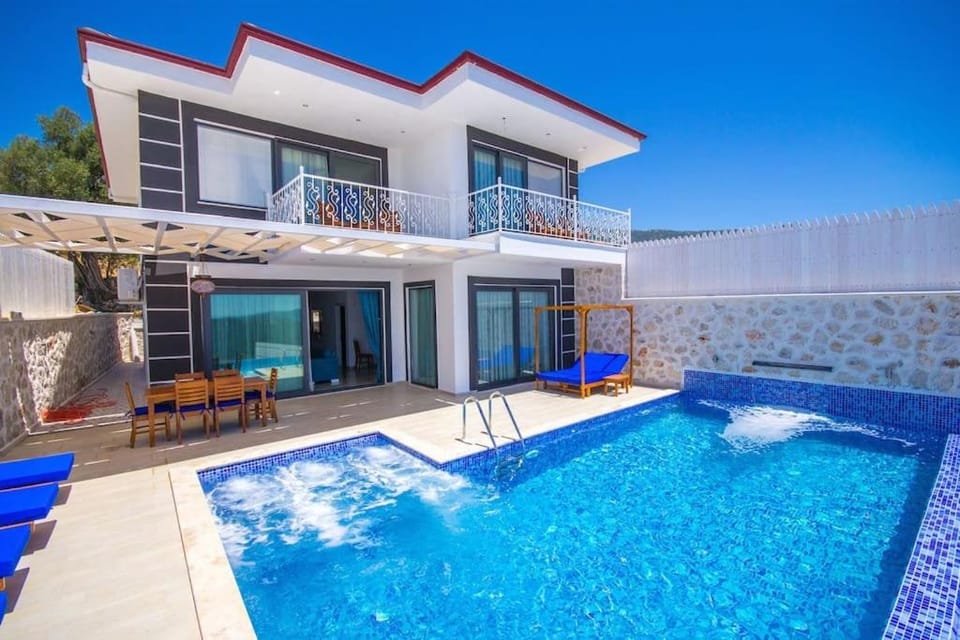 Property building, Patio, Day, Pool view, Swimming pool, sunbed
