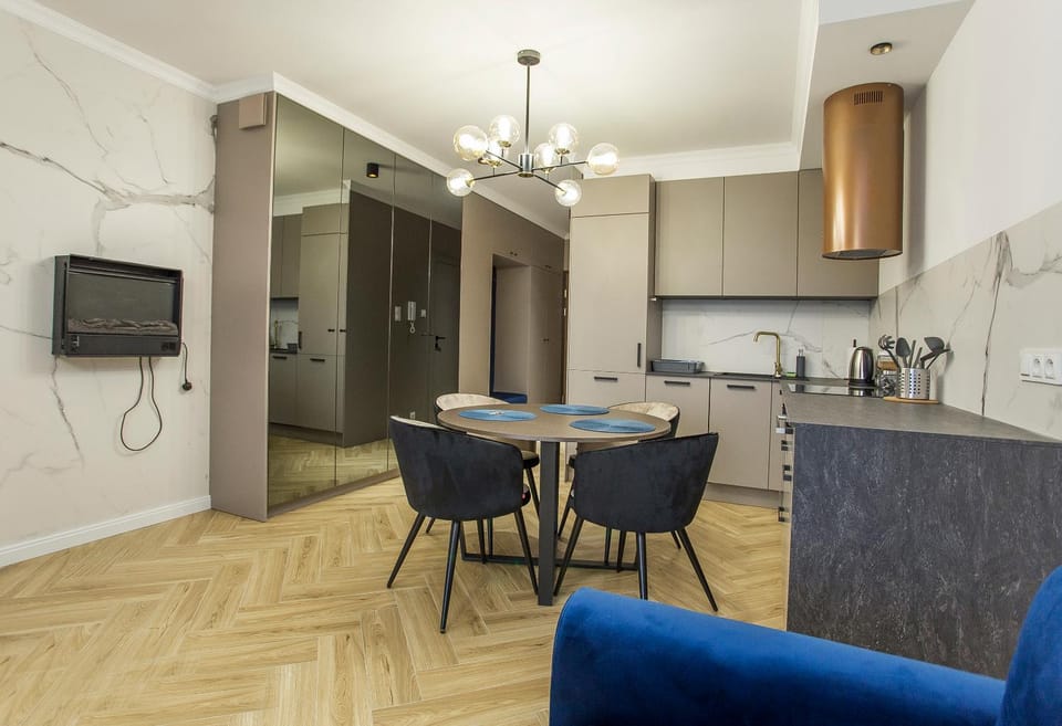 Kitchen or kitchenette, Living room, Seating area, Dining area, flat iron, pet friendly, stove