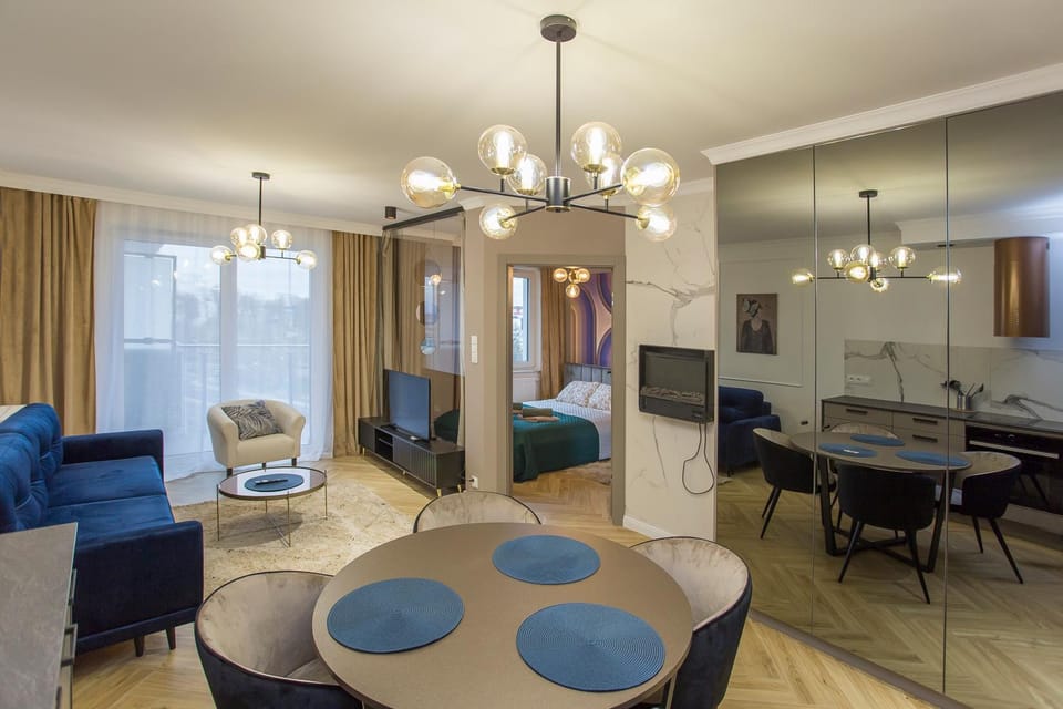TV and multimedia, Kitchen or kitchenette, Living room, Seating area, Dining area