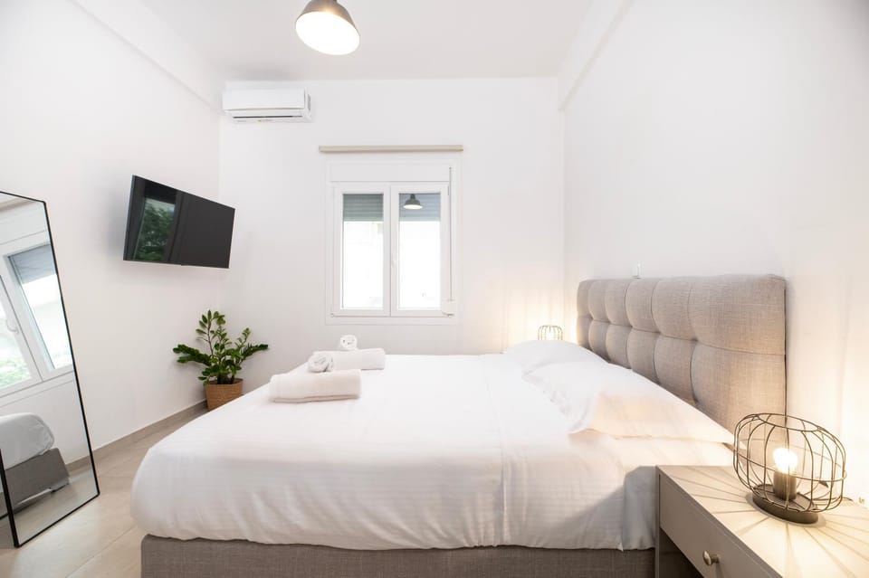 Spacious & Luxe 3BR Downtown 1min to Beach Apartment in Kos