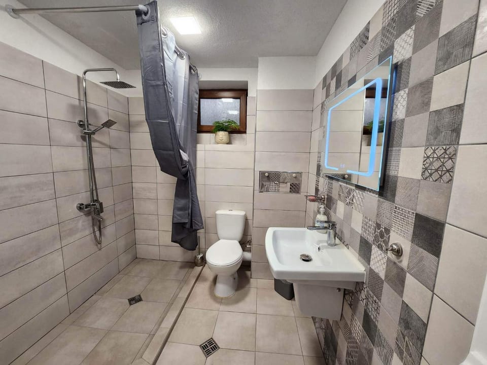 Shower, Toilet, Bathroom, towels, washing machine