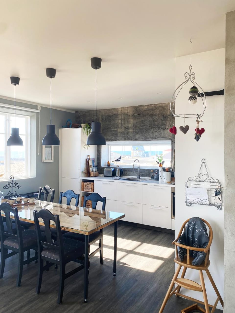 Kitchen or kitchenette, Dining area
