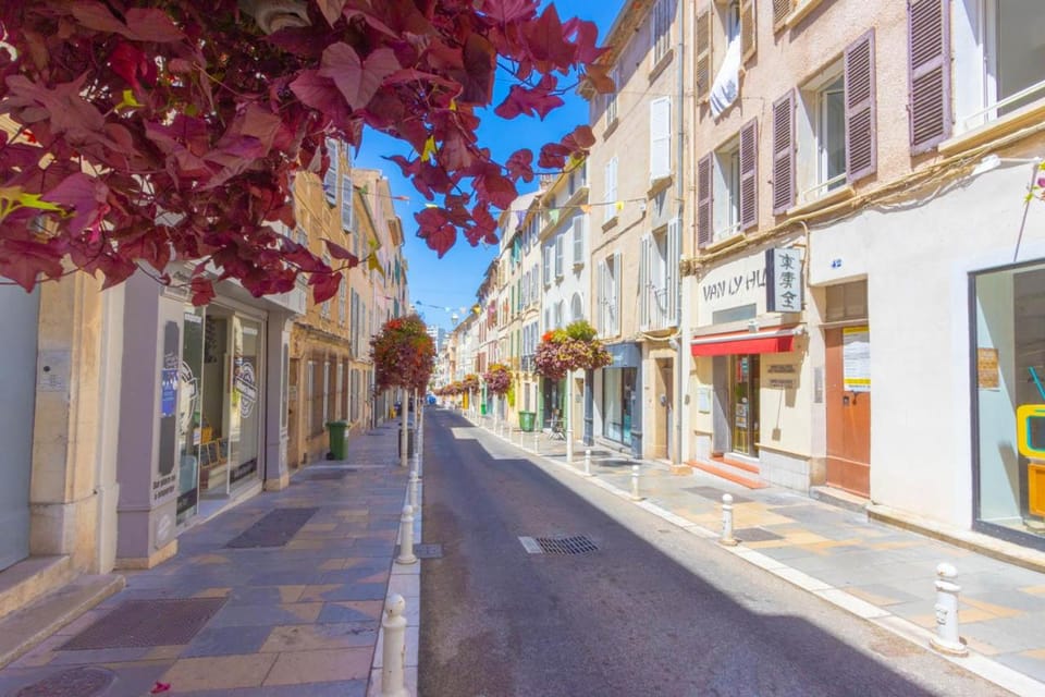 Neighbourhood, Street view