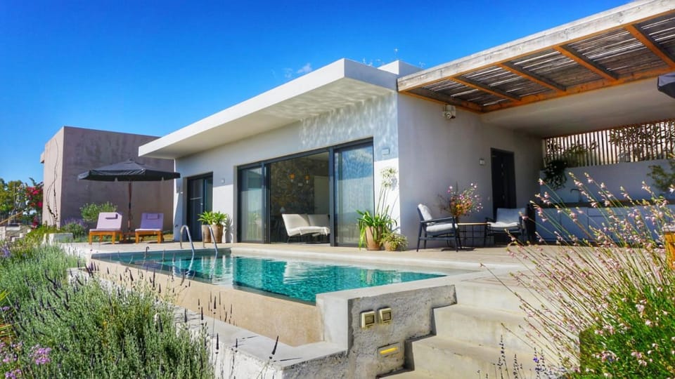 Property building, Day, Garden, Garden view, Swimming pool, sunbed