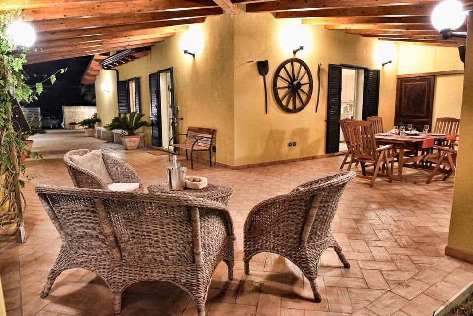 Restaurant/places to eat, Living room, Other, Seating area