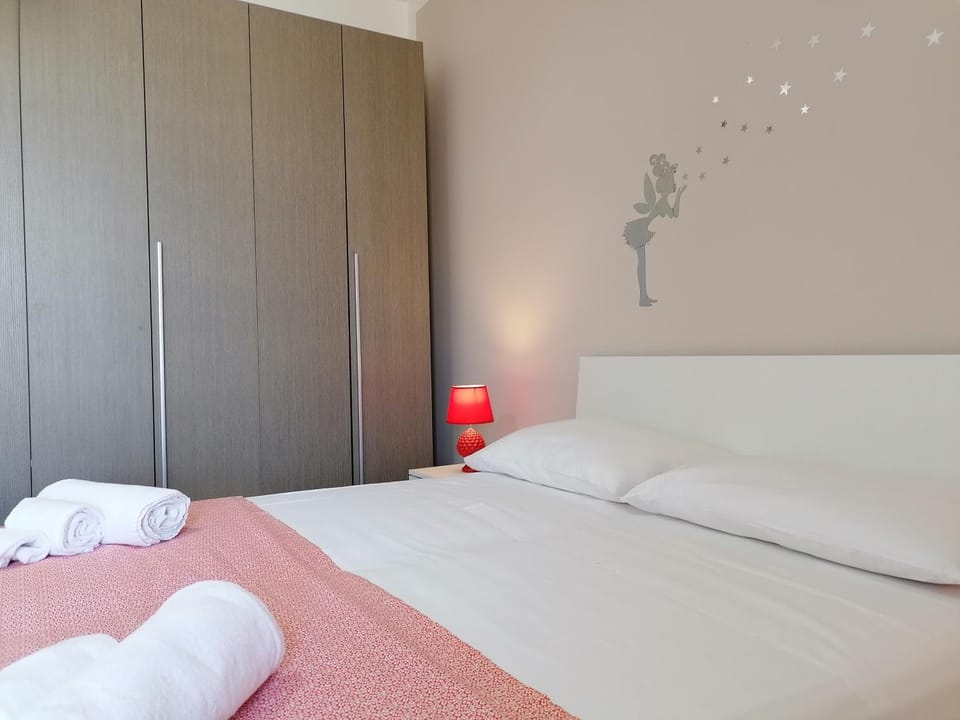 Bed, Balcony/Terrace, Photo of the whole room, Bedroom, towels, wardrobe, air conditioner