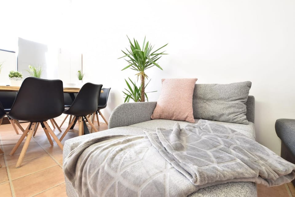 Big Wilten Apartment with free parking- Central and Peaceful Apartment in Innsbruck
