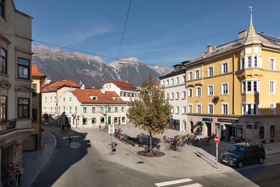 Property building, Neighbourhood, Mountain view