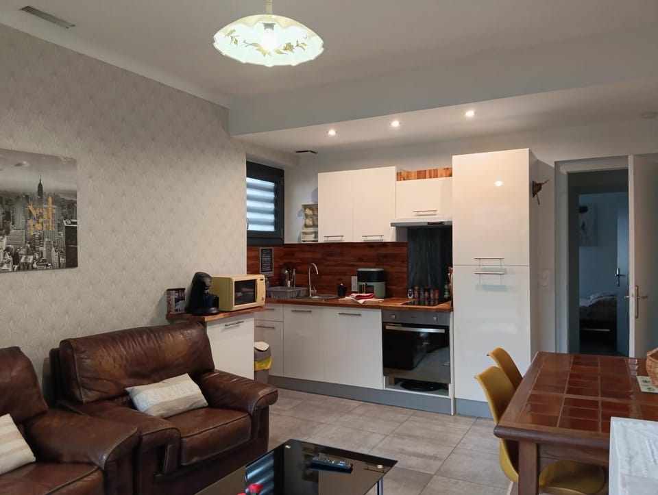 Coffee/tea facilities, Kitchen or kitchenette, Living room, Seating area, Dining area, oven, toaster
