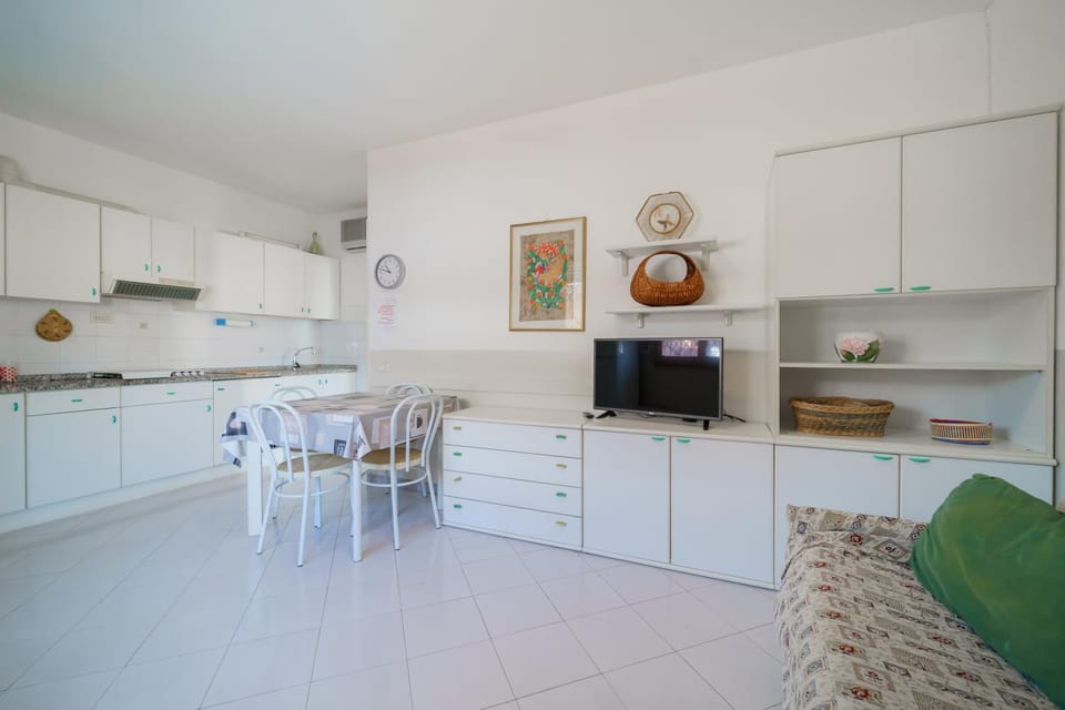 TV and multimedia, Kitchen or kitchenette, Living room, Seating area, Dining area, stove