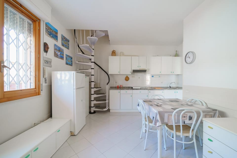 Kitchen or kitchenette, Dining area, stove