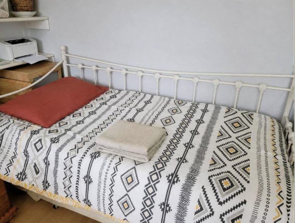 Artist's Bright Hampstead Heath Village 2 bed Apartment in London Borough of Camden