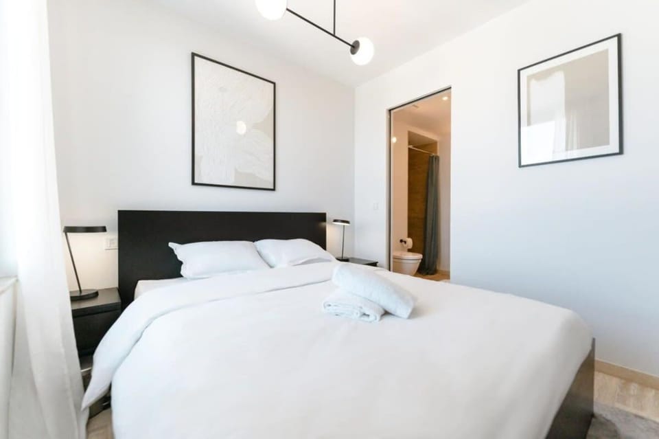 Bed, Photo of the whole room, Bedroom, towels