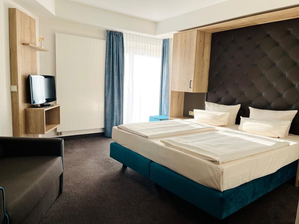 Bed, TV and multimedia, Bedroom