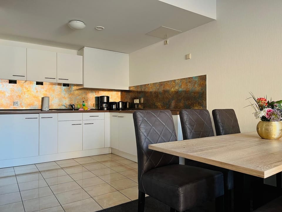 Kitchen or kitchenette, Seating area, Dining area, stove