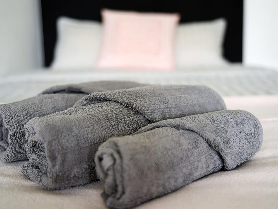 Bed, towels