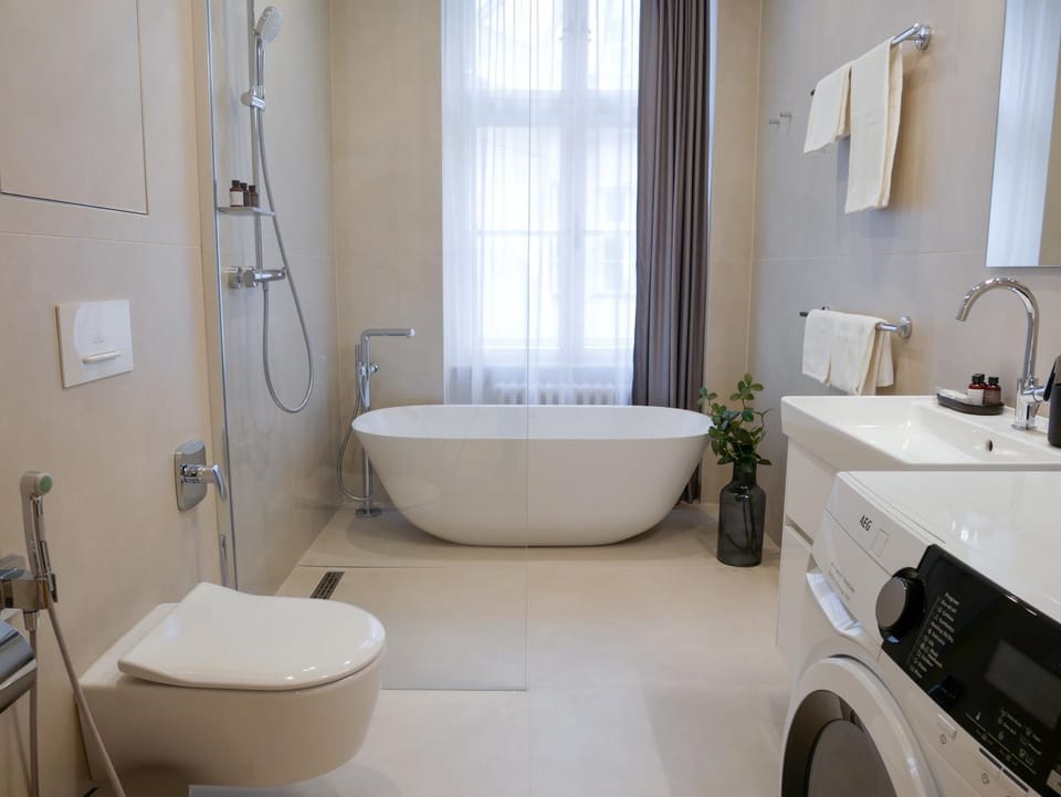 Toilet, Bathroom, Bath, towels, washing machine, dryer