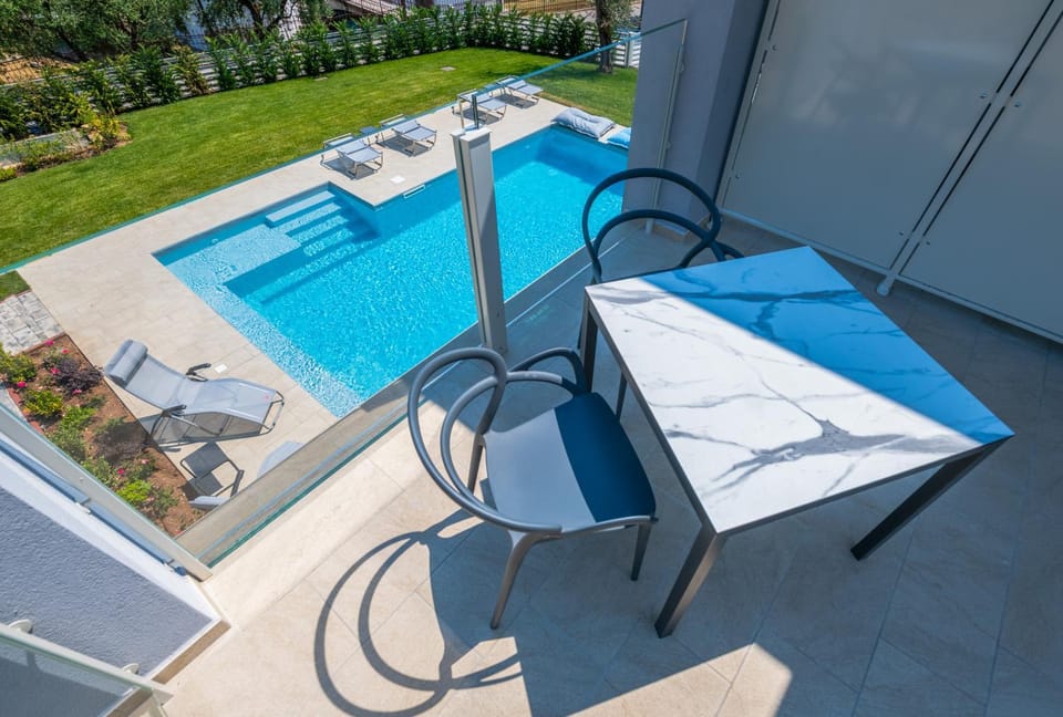 Patio, Day, View (from property/room), Balcony/Terrace, Pool view, Swimming pool, sunbed