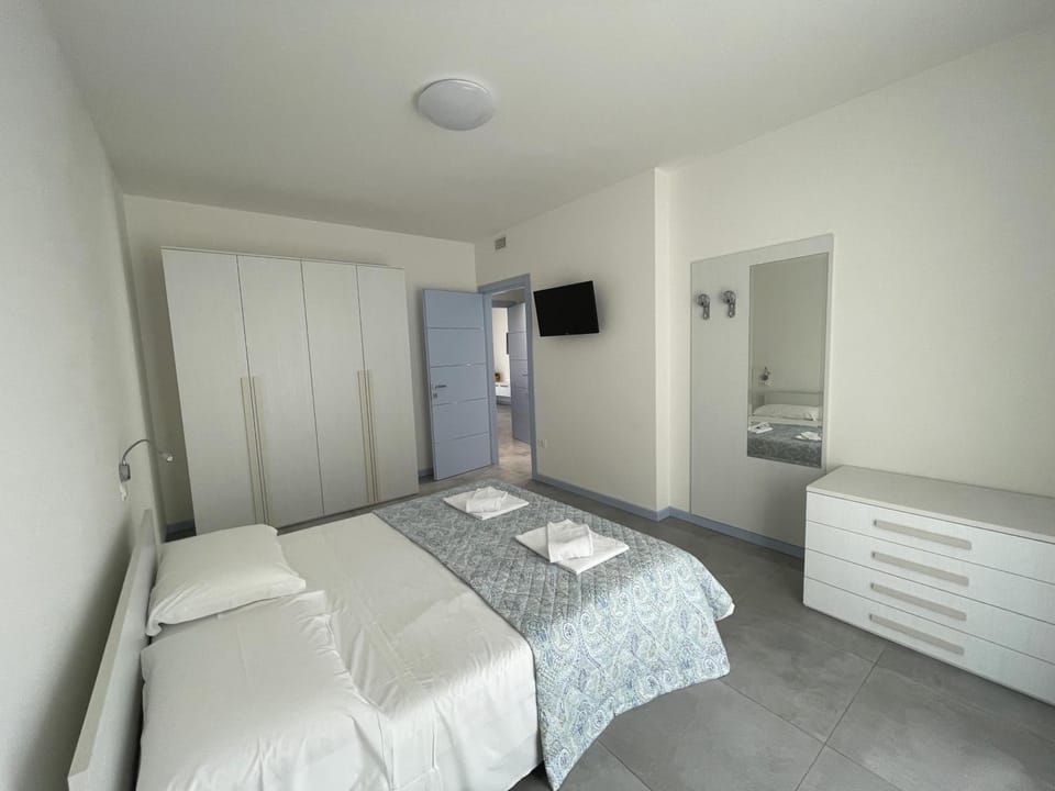 Bed, TV and multimedia, Photo of the whole room, Bedroom, towels, wardrobe