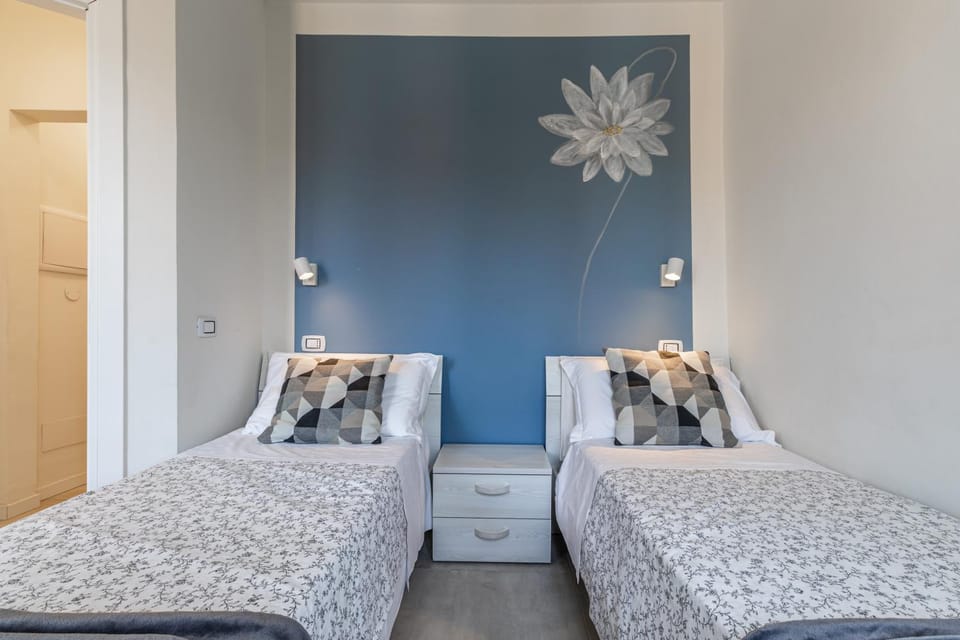 Bed, Photo of the whole room, Decorative detail, Bedroom