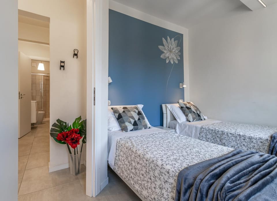 Shower, Toilet, Bed, Bathroom, Photo of the whole room, Decorative detail, Bedroom