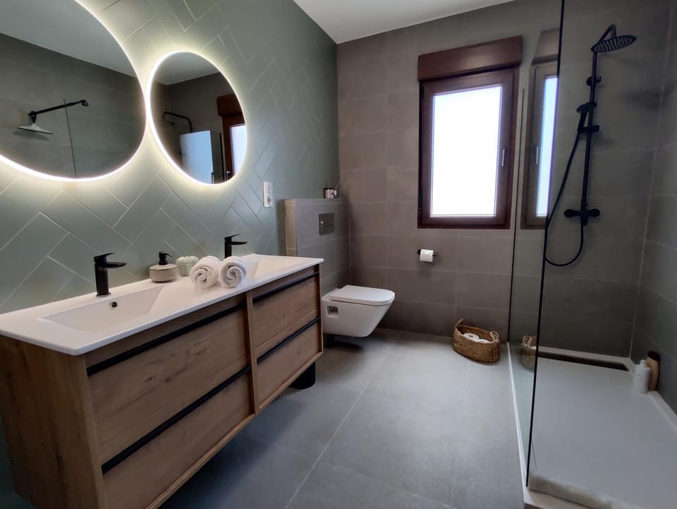Shower, Toilet, Bathroom, towels