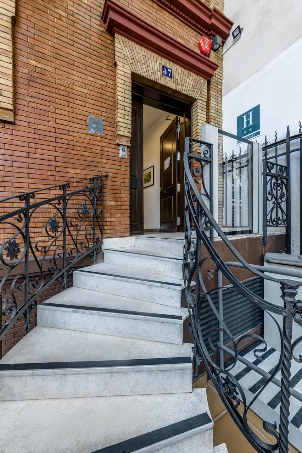 Facade/entrance