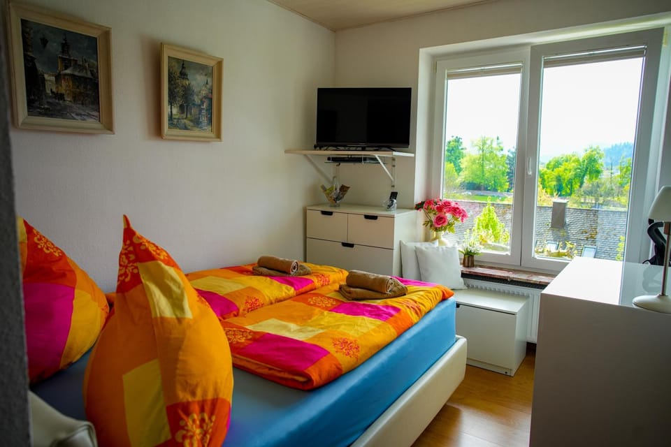 Bed, TV and multimedia, Photo of the whole room, Bedroom